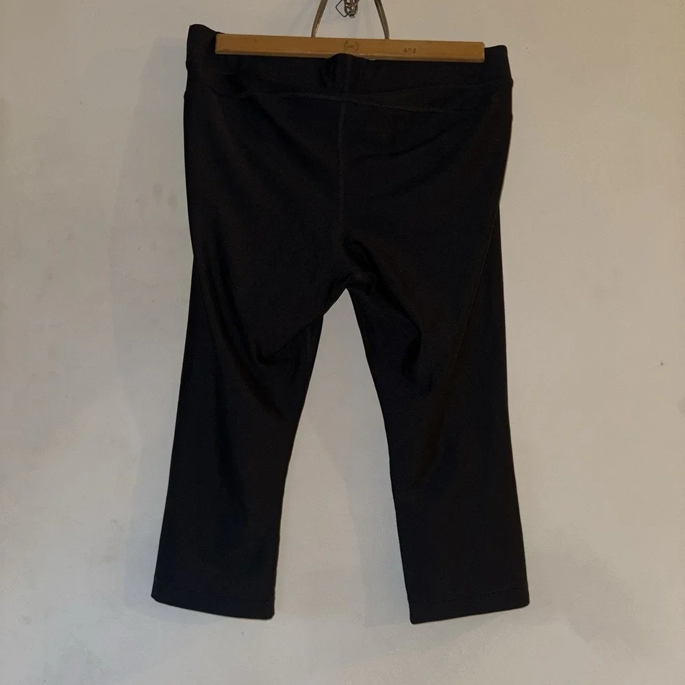 Under‎ Armour Women's Capri Leggings Large Black Athletic Workout Wear